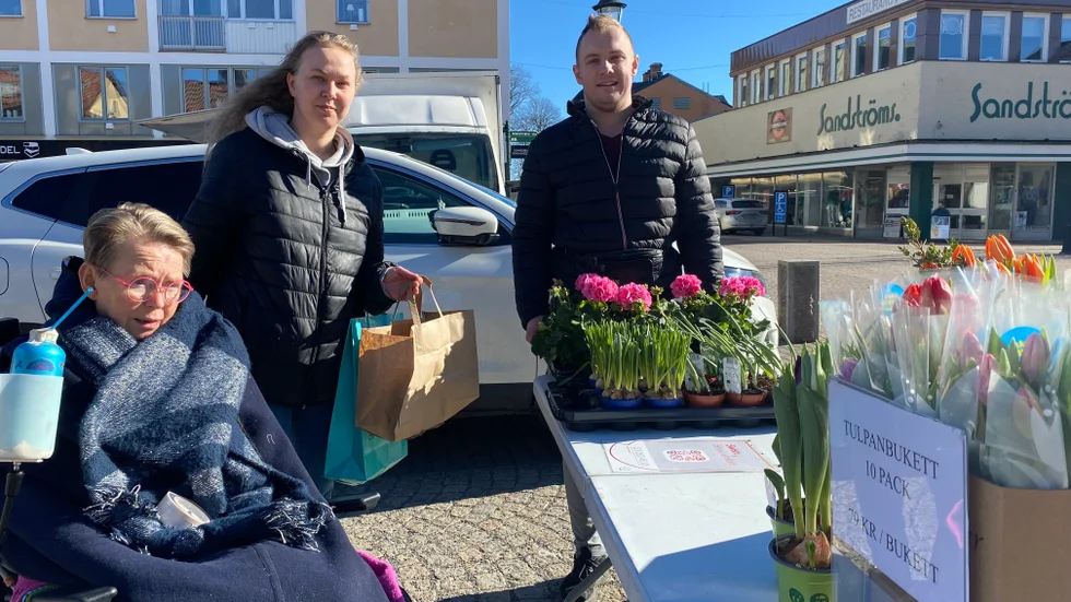 Annelie Eglin och Pernilla Göransson passade på att handla när Jens Virtanen under torsdagen sålde blommor på Stora Torget i Vimmerby. "Just nu är tulpaner det stora. Sedan börjar penséerna dra igång. Jag fick hem de första i veckan. Sedan får jag hem påskliljor nästa vecka, så det är de tre storsäljande produkterna framöver", berättar han. 