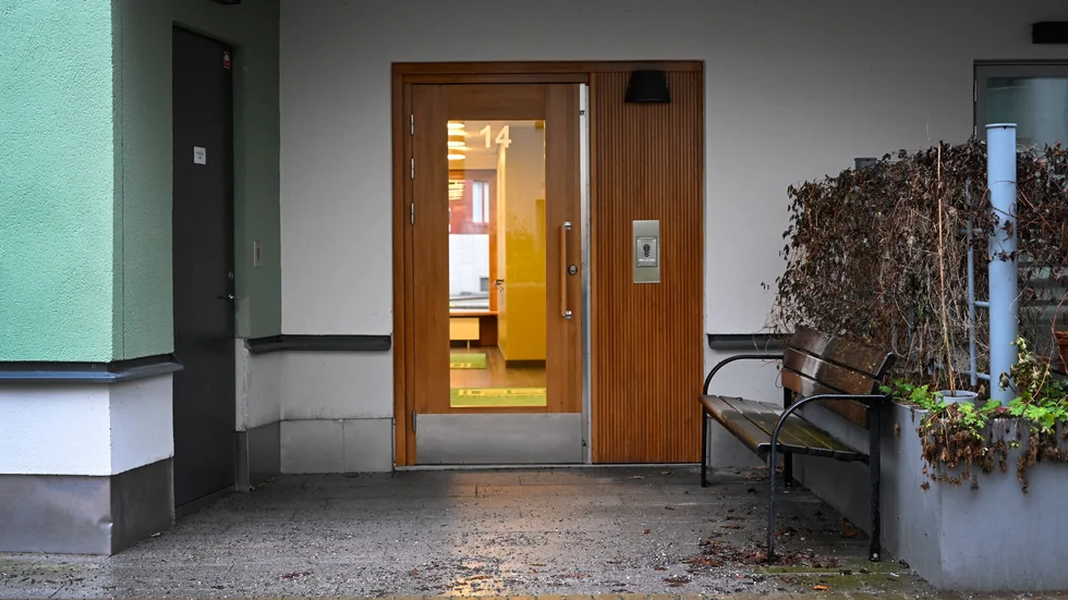 Bostadspriserna steg i februari. Här en port i Norra Djurgårdsstaden i Stockholm. Arkivbild.