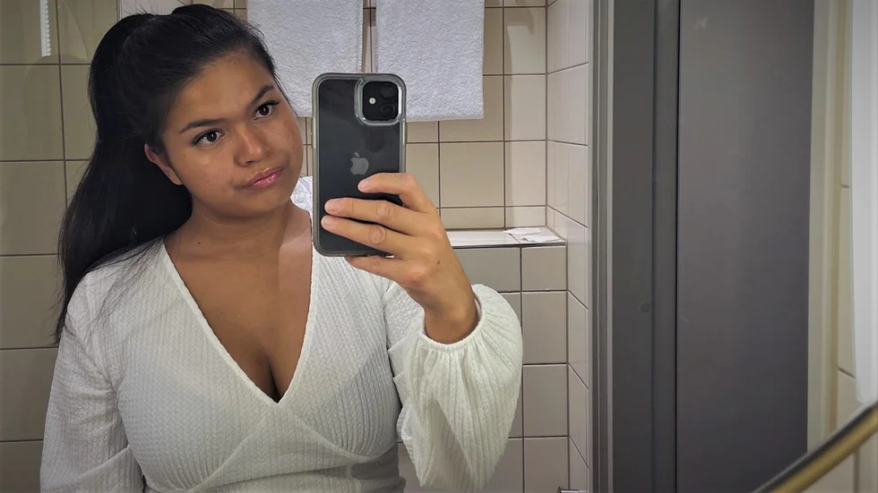 "Det var häftigt, för jag har aldrig sett varg förut. Men det var ändå lite otäckt att de var så nära huset", säger Felicia Eriksson i Ginka, Östervåla. Hon såg under måndagen fyra vargar springa förbi utanför familjens hus.