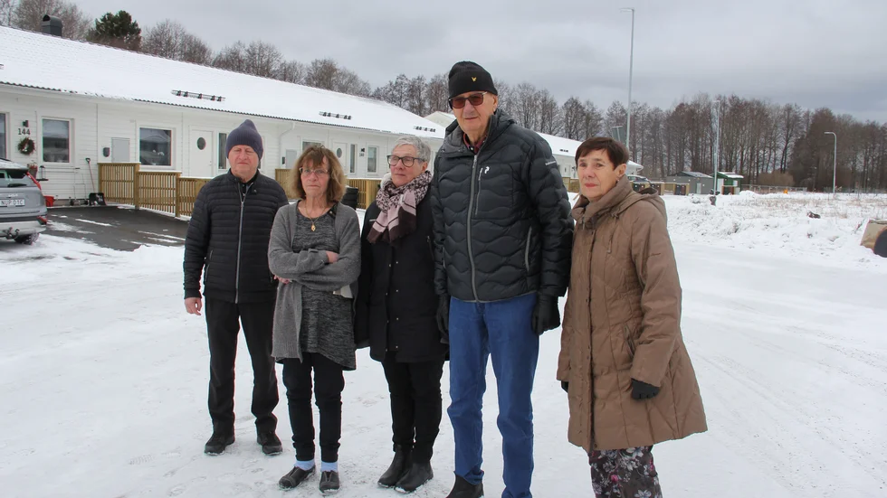 Från vänster: Sören Andersson, Birgitta Hübinette Edin, Marianne Ohlander, Hans-Erik Carlsson och Gunilla Carlsson. Alla har sålt hus med dyr elförbrukning - vid fel tillfälle. Nu får de inte elstöd för den el de gjort av med.