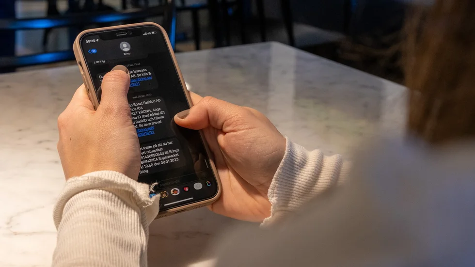Bankchefen Gunnel Olsson Örbäck bekräftar att ett antal av bankens kunder utsatts för bedrägeriförsök den senaste tiden. Säkraste sättet att skydda sig, säger hon, är slänga på luren direkt.