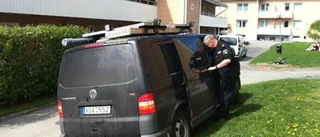 Krimtekniker undersöker 22-åringens lägenhet