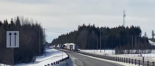 Personbil körde in i mitträcket på E4