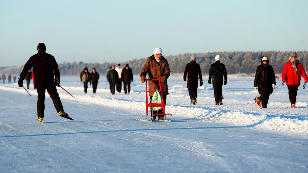 Slasket kan bytas mot snö och is när temperaturerna sjunker framåt helgen.