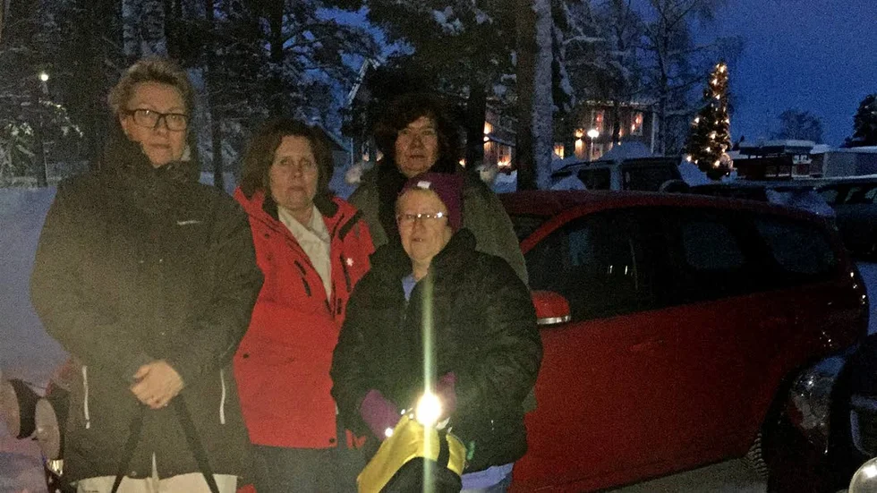 BESVIKNA. Lena Enbom, Anette Singström, Maj-Britt Backebjörk och Karin Eriksson jobbar i hemtjänsten i Hakkas. De är upprörda över beskedet om att macken lägger ner.
