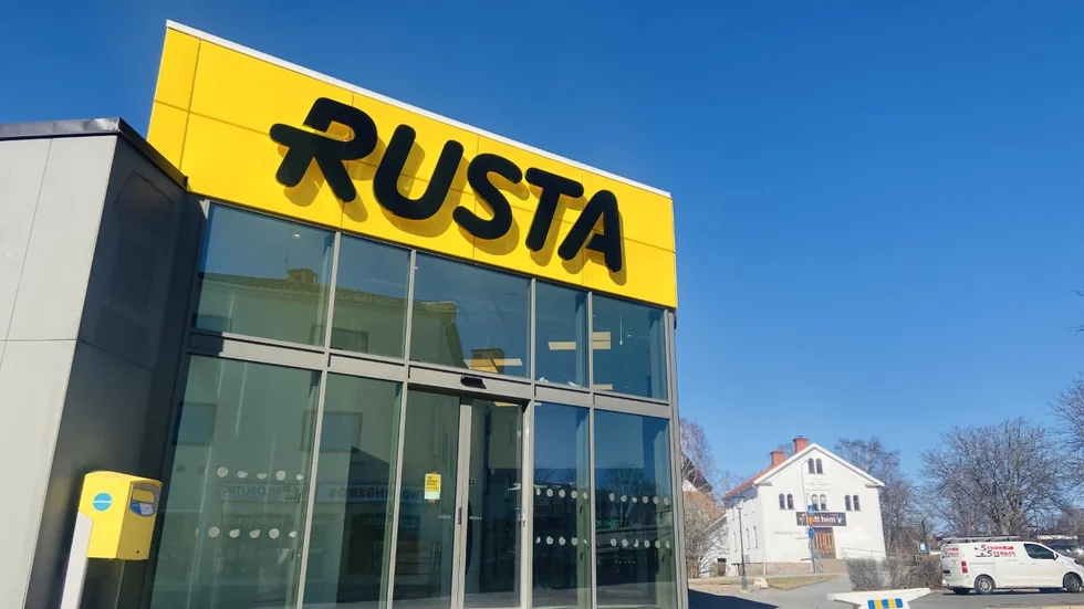 Rusta tvingades till tillfällig stängning efter avgrävd fiberkabel.