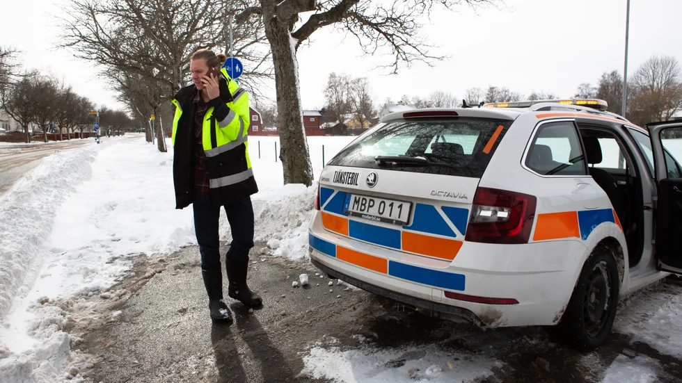 Jakob Andersson, Uppsala kommun, ringer en kollega på kontoret och berättar att det blåst in snö på cykelbanan längs Vattholmavägen.