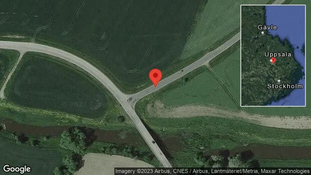 En personbil i singelolycka på väg 652