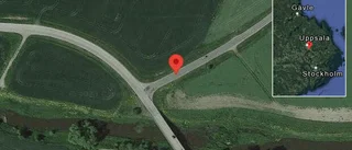 En personbil i singelolycka på väg 652