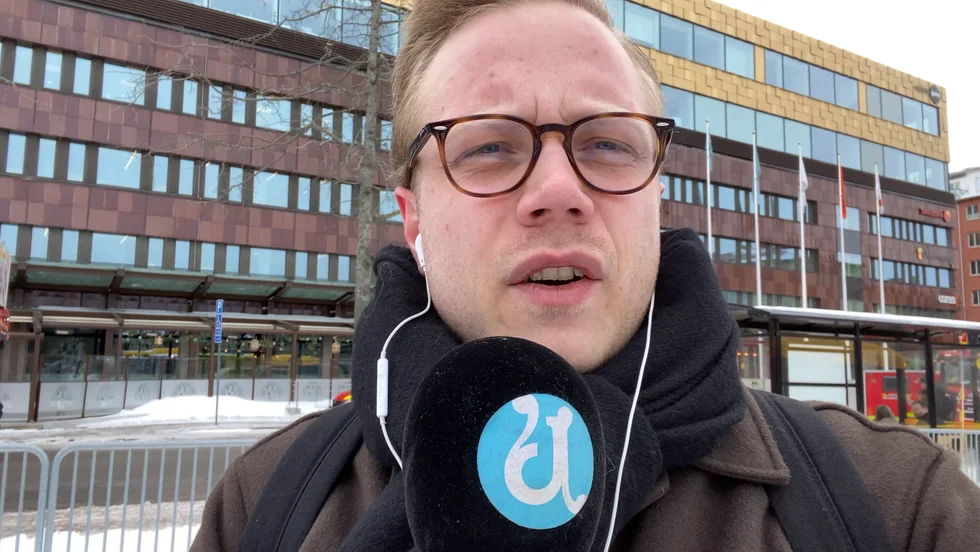 UNT:s reporter Oscar Söderman är på plats utanför Länsstyrelsen i Uppsala län.
