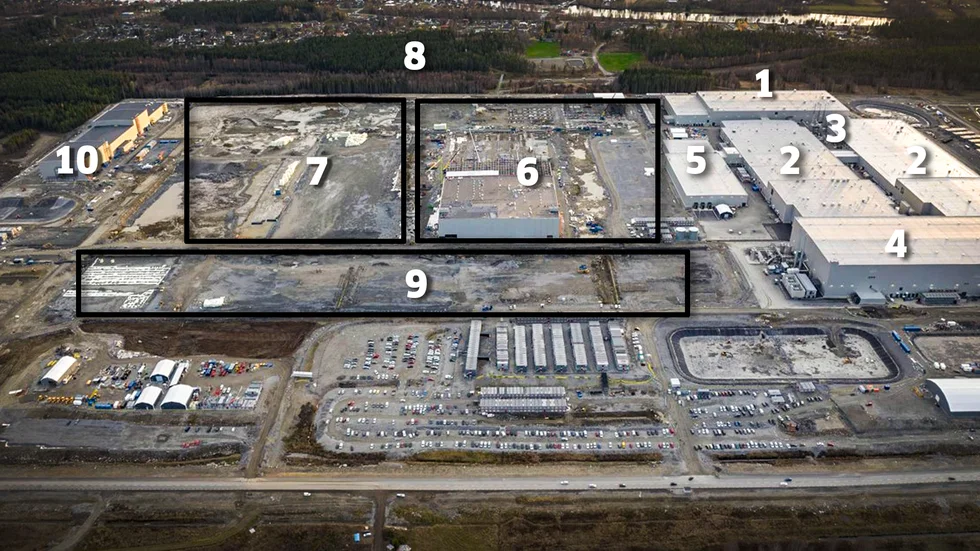 Den här bilden över Northvolt Ett är från hösten 2022. De uppförda byggnaderna där småskalig produktion pågår  är 1. Formation och mognad, 2. Downstream, 3. Personalrestaurang, 4. Upstream, 5. Lager. Siffrorna 6 och 7 anger områden där nya byggnader uppförs och ska uppföras, 8 är område där parkering ska anläggas, 9 är området för den jättelika Upstream 2-byggnaden och 10 är Revolt Ett, där återvinning av batterier sker.