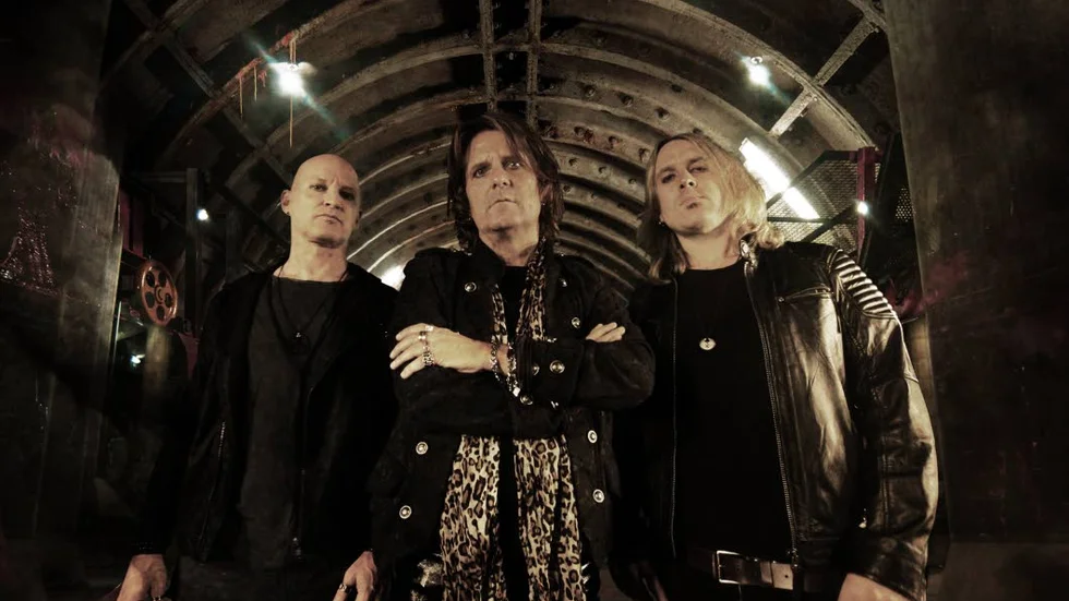 Bandet. Ken Sandin, Kee Marcello och Darby Todd. Med på turnén är även gitarristen Jonny Scaramanga.