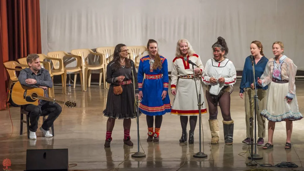 Kenneth Hætta, Sara Margrethe Oskla, Emma Elliane Oskal Valkeapää, Stina Therese Lorås Hessaa, Elisabeth Heilmann Blind och Kristin Holand.