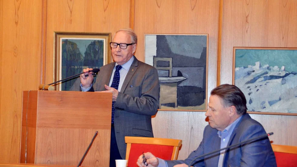 OENSE. Olle Lindström (M) och Inge Andersson (S) är inte överens.