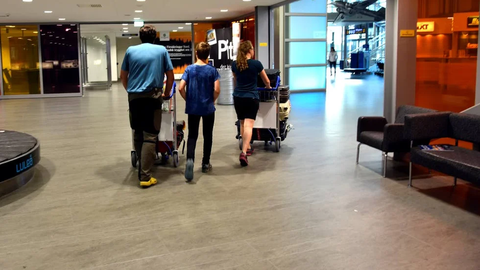 Lämna flyplatsen. Familjen fick dock lämna flygplatsen utan cyklarna som inte hade lyckats följa med hela vägen hem till Norrbotten.