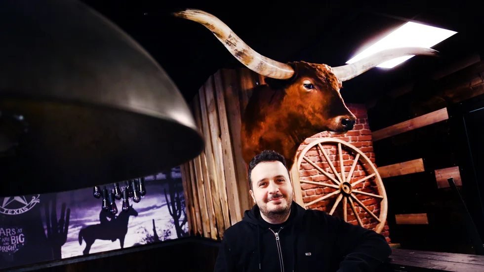 Matentreprenören Ali Kanat inne i sin nya restaurang Texas longhorn i Eskilstuna centrum.