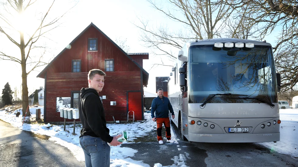 Familjen Hörsnes senaste projekt, bygga om regionens gamla bokbuss till mataffär. 17-årige Samuel ska ansvara för butiksbussen sommartid i Nisseviken, på vintern blir det pappa Johannes som ser till den och förmodligen då i Dalhem.