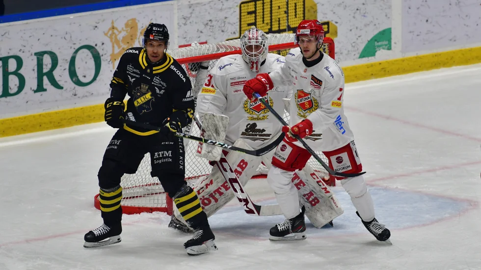 Almtunas målvakt Viktor Andrén släppte in fyra mål på fem skott under den första perioden mot AIK.