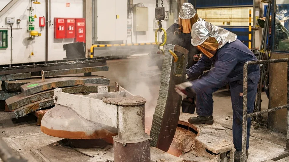 I smältverket smälts metallen ner till göt, stora metallklumpar som efter omfattande kontroller kan säljas på den öppna marknaden. På området finns i dag ett smältverk. Nu bygger Cyclife ett till.