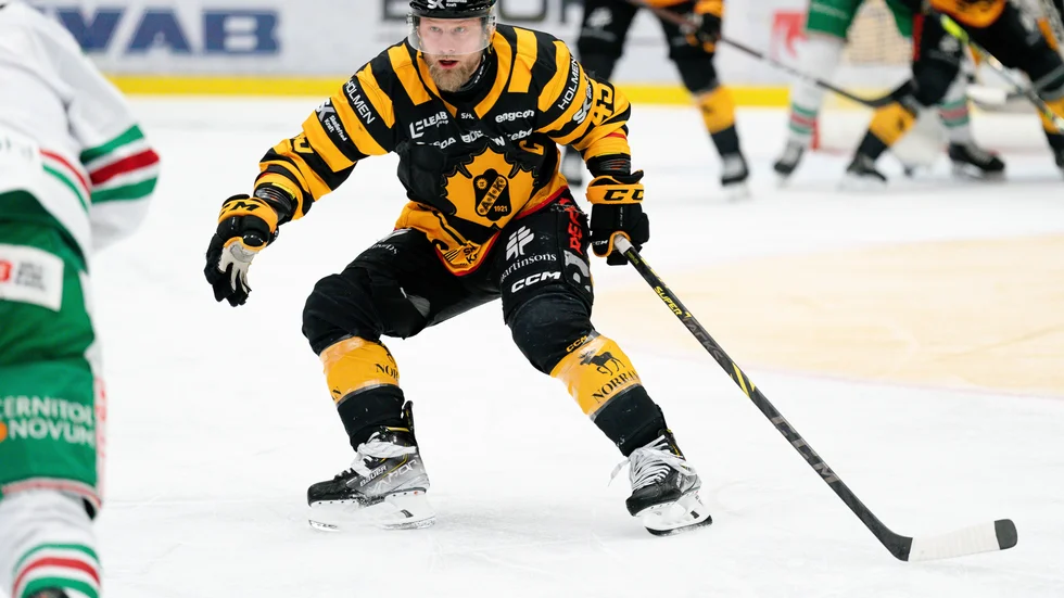 Lagkaptenen Oscar Möller flyttas tillbaka till kedjan med Jonathan Johnson och Rickard Hugg.