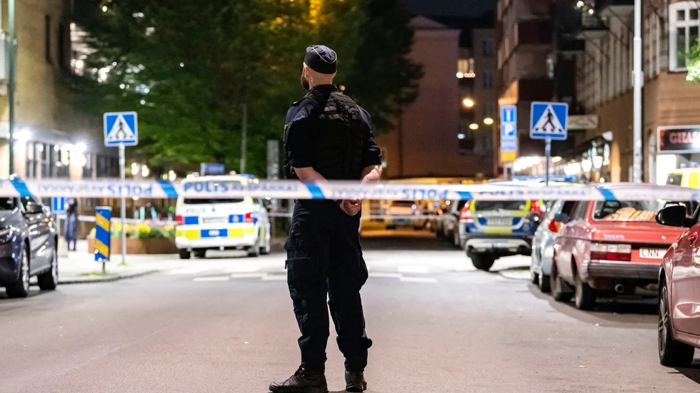 Polis på plats och stora avspärrningar efter att två personer förts till sjukhus med skärskador efter ett bråk på Möllevången i Malmö i juni förra året. En av männen avled senare. Arkivbild.