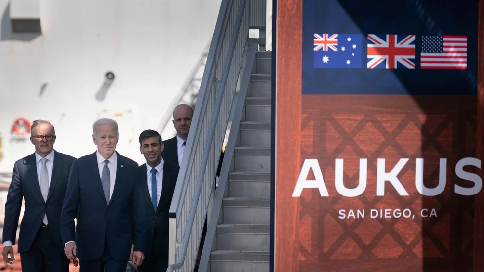 Australiens premiärminister Anthony Albanese, USA:s president Joe Biden och Storbritanniens premiärminister Rishi Sunak träffades på en amerikansk flottbas i San Diego på måndagen.