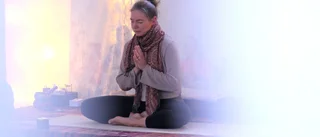 Jessica, 49, har Parkinson – hanterar sjukdomen med yoga