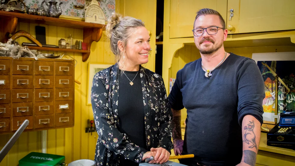 Johanna Garmland och sonen Erik Gerdes är den tredje respektive fjärde generationen smeder som arbetar i familjeföretaget från 1935.