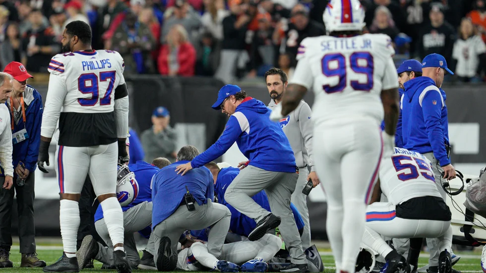 Damar Hamlin som spelar för NFL-laget Buffalo Bills kollapsade på plan efter en tackling i matchen mot Cincinnati Bengals.