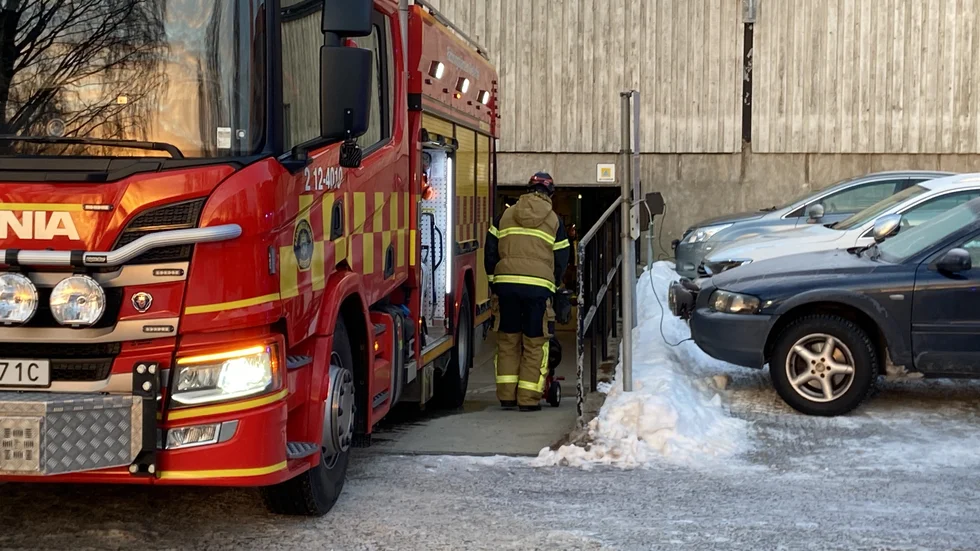 Räddningstjänsten övar insatser i trapphus. 