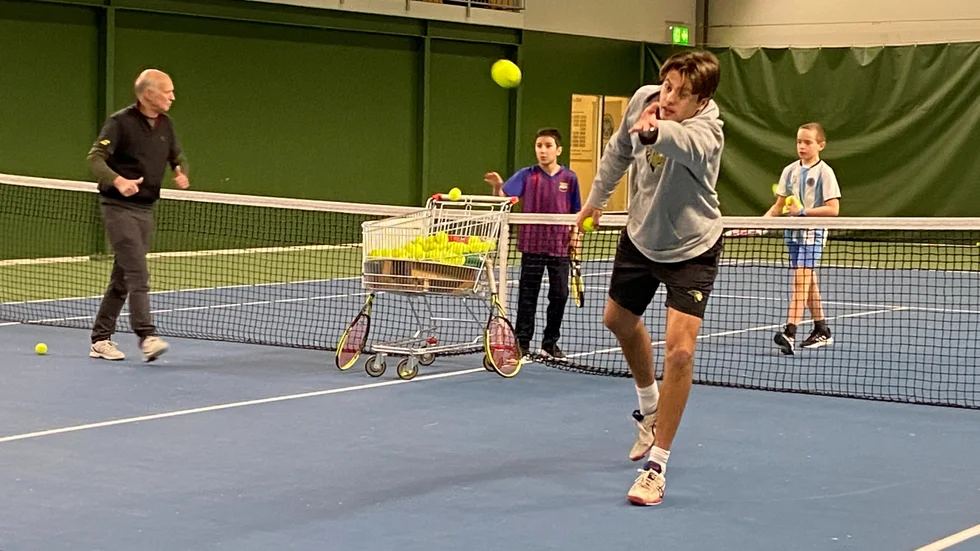 Anders Stensson (till vänster) är Mattis Lamms första tränare och Mattis tycker att det varit kul att stå bredvid honom under jullovet och lära nya, unga talanger hur man blir en bra tennisspelare.