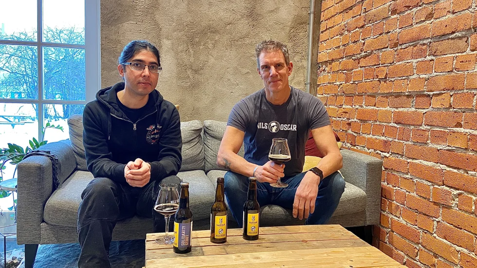 Nils Oscar har gjort en öl tillsammans med bryggeriet Varvar från Kiev. Bryggmästaren Andrés Furukawa och vd:n Henrik Kihlberg berättar att det är en smakkombination mellan de två bryggerierna.