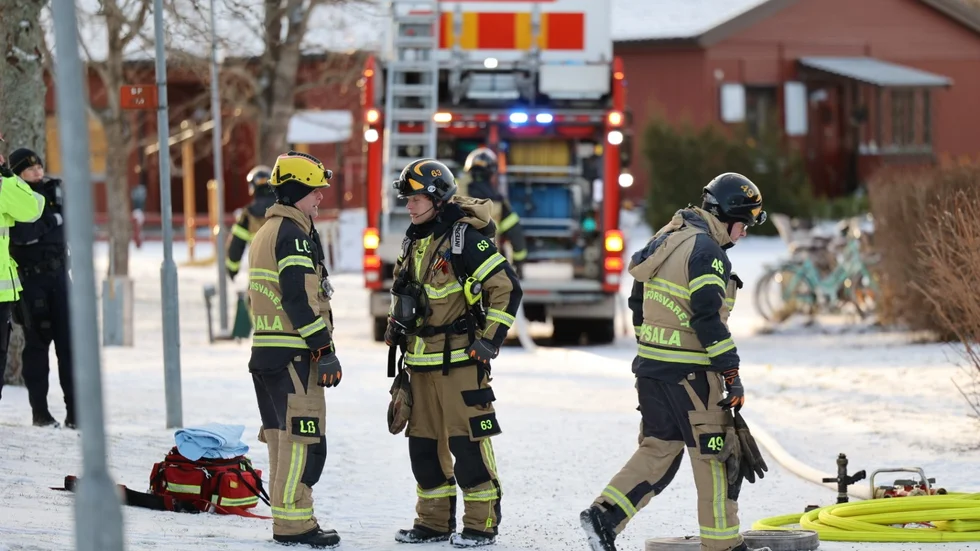 På torsdagsförmiddagen började det brinna i ett radhus i Vänge.