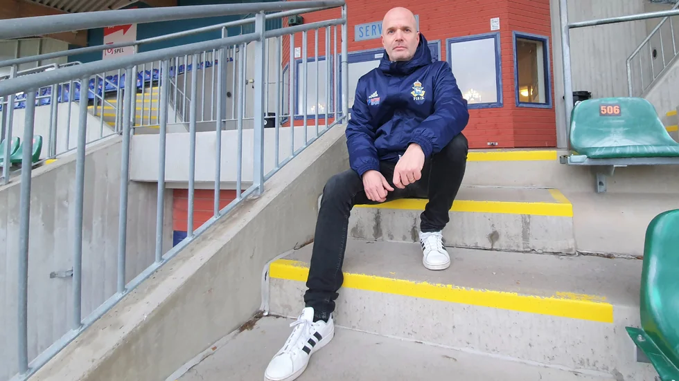45-årige Kristoffer Ahl är redo för sitt första uppdrag som tränare för ett A-lag. Sedan ett par månader har han huvudansvaret i P18:s division 1-lag.