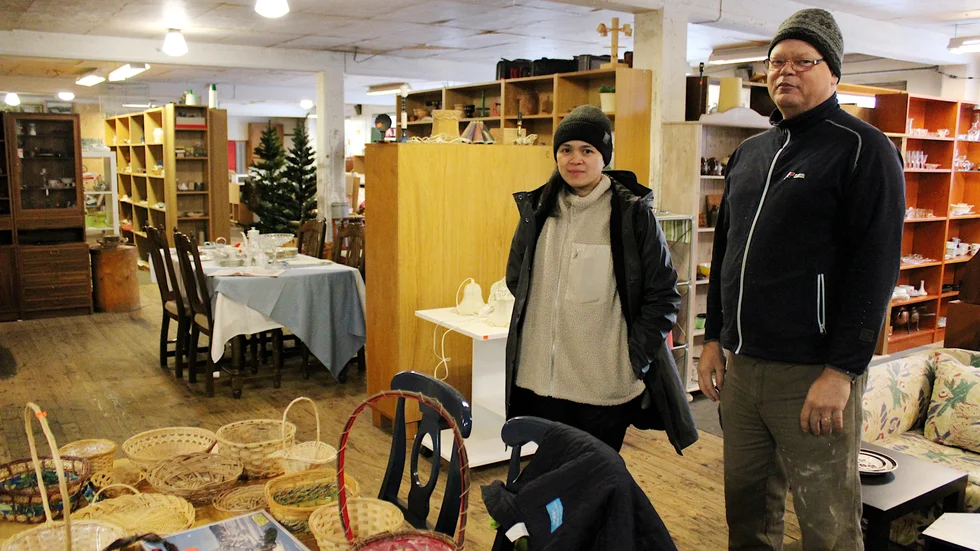 Joan Rebellion Schwartz och Niclas Schwartz driver Mörlunda loppis tillsammans. "Vi har allt mellan himmel och jord", säger Niclas.