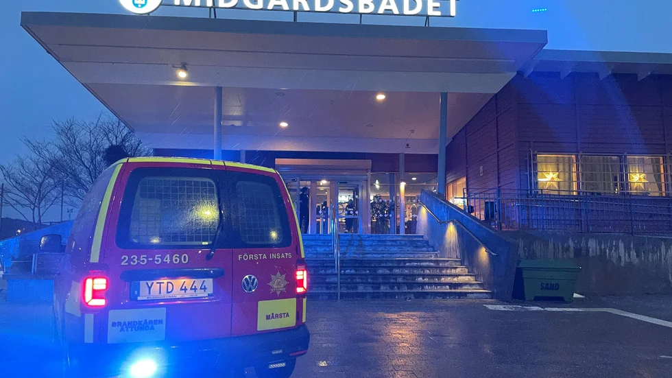 Enligt personal på badet föranleddes rökutvecklingen av att någon lagt ett föremål på bastuaggregatet.