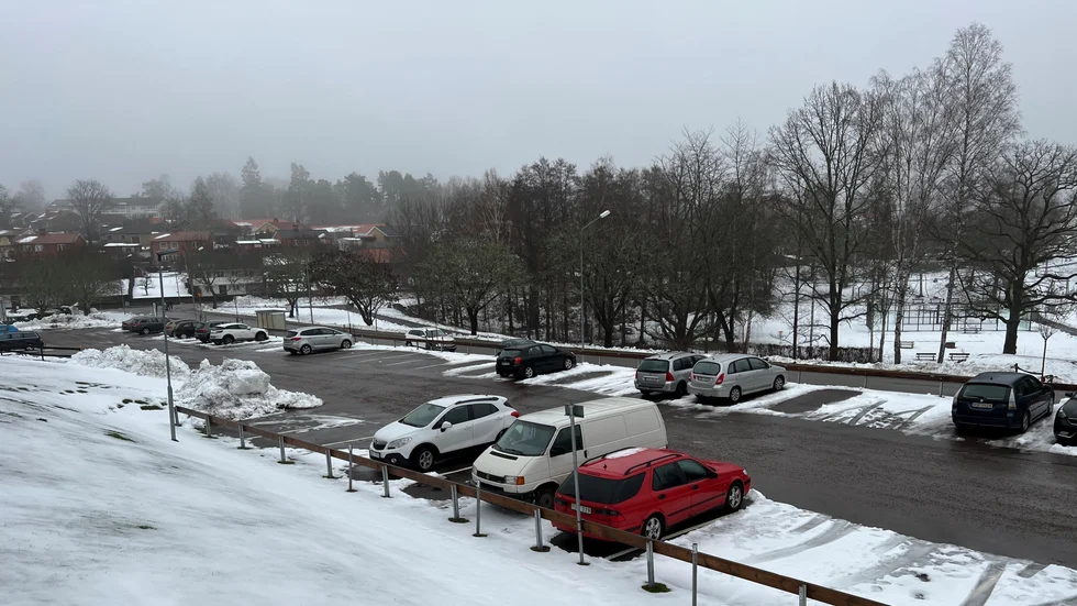 Natten mellan lördag och söndag fick flera bilar på Gamla Eksjövägens parkering rutorna krossade. Nu har ytterligare skadegörelse och stöld mot bilar på vägen anmälts.