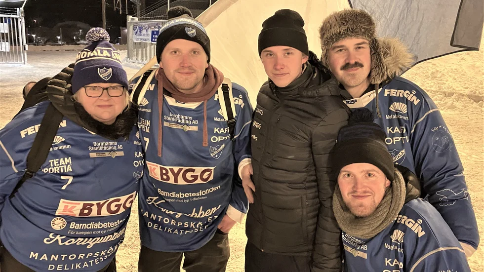 Blåvit hejarklack. Casper Hänninen hade besök från Finland och Borgå till matchen mot Vetlanda. Nu blir det ny hemmamatch mot Gripen-Trollhättan på lördagen för IFK och fansen.