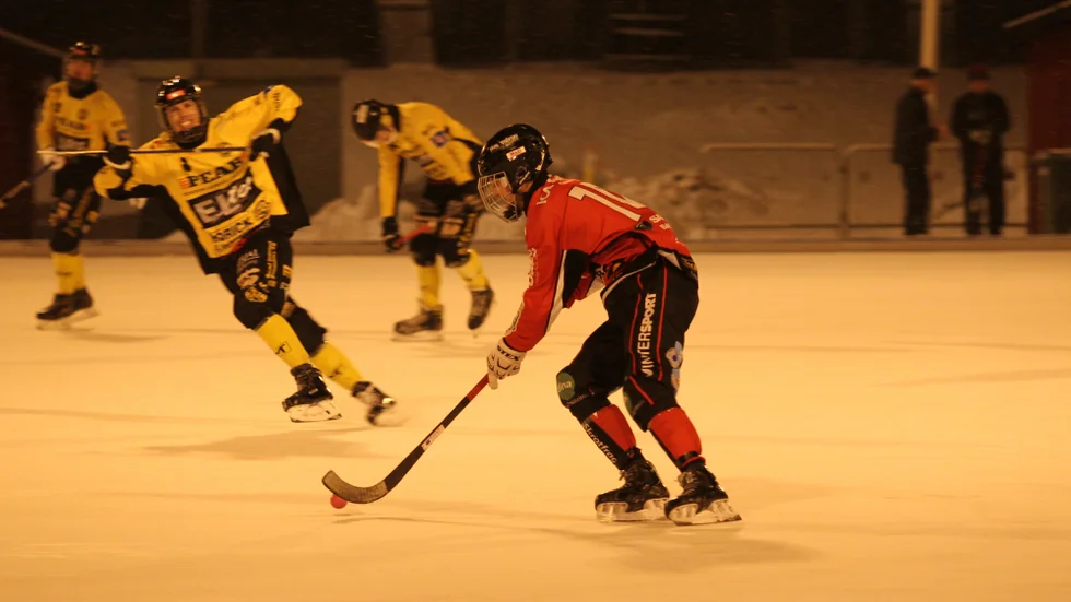 Viktor Gustavsson bidrog med fem poäng när Tjust Bandy besegrade Köping med 10-2.