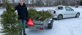 17-årige Kevin hämtar gamla julgranar med sin A-traktor