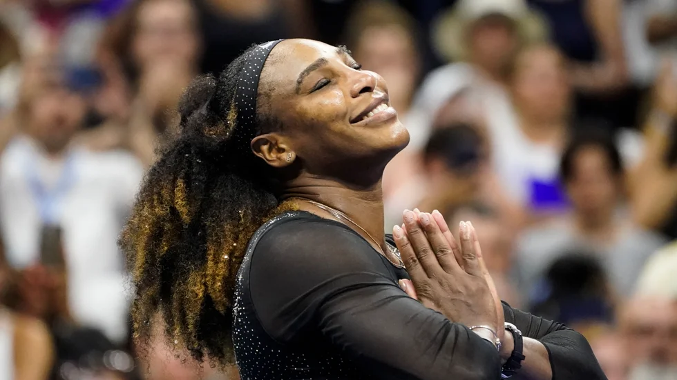 Serena Williams besegrade Danka Kovinic och hyllades av publiken vid US Open.