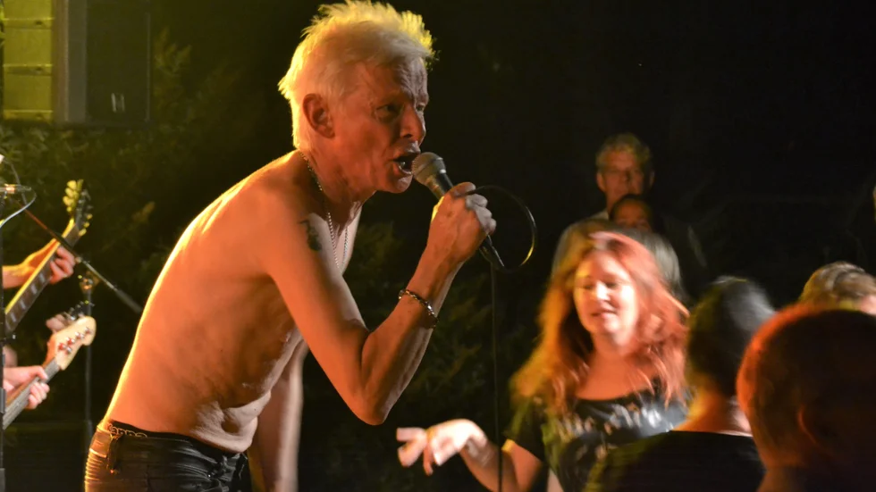 Frobbe Froman, sångare i tributebandet Cunts 'N' Pricks, sjöng Sex Pistols-låtar och skuttade runt i bar överkropp till publikens stora förtjusning.