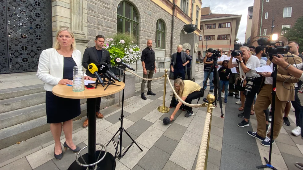 Magdalena Andersson (S) och kommunalrådet Jimmy Jansson på stadshustrappan på lördagseftermiddagen. Se hela sändningen nedan.
