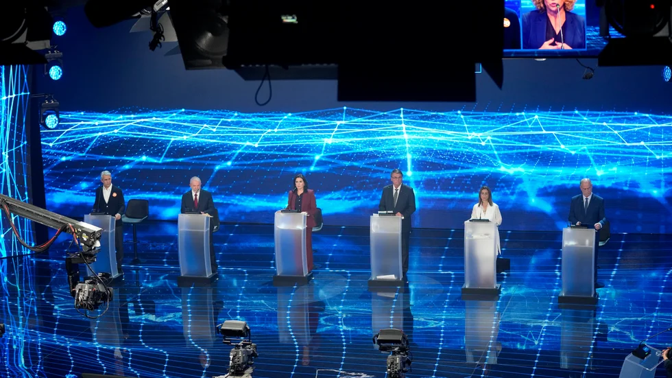 Sex kandidater ställde upp i debatten. Lula är tvåa från vänster, Bolsonaro trea från höger.