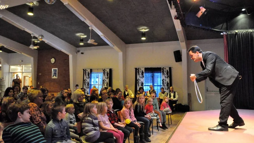 Trollerishow. Trollkarlen "Klas Kalas" Larsson höll en bejublad föreställning på Vallonen i Överum.