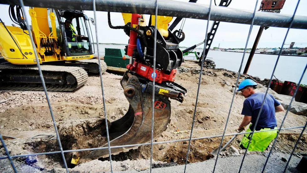 Besvär. Peab har stött på mycket sten. Arbetet med nya Slottsholmen fortsätter efter semestern.