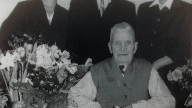 Högtid. Karl Ljungberg vid sin 90-årsdag. I bakgrunden hans barn: syskonen Ella, Einar och Mimmi. Mimmi var min mormor.