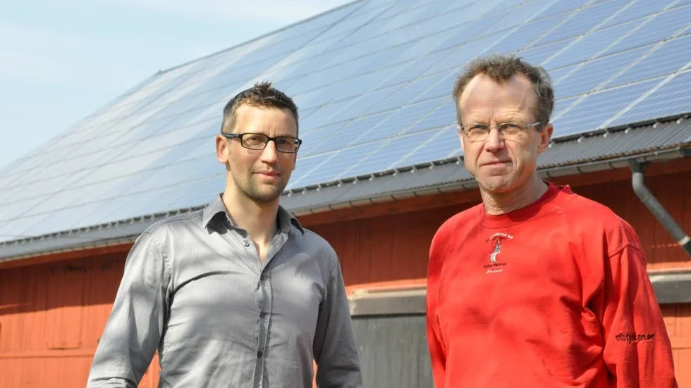 Solkraft. Martin Rosenblad från Solortum och Jan-Erik Karlsson från El-Styrkan har arbetat med installationen i Troserum. Totalt sitter det 216 paneler på taket.