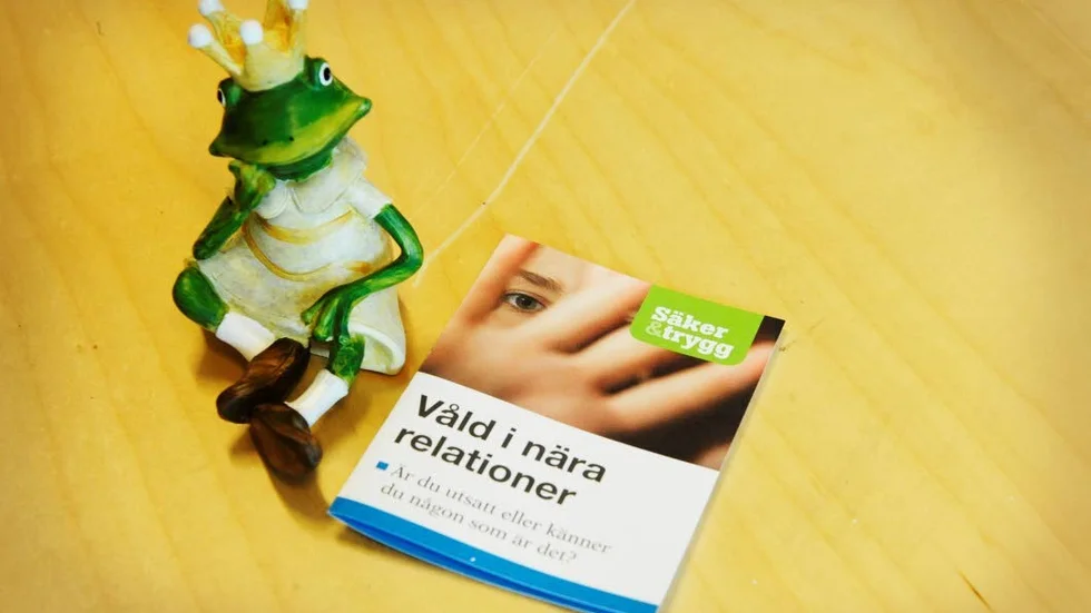 Kvinnojourer. Det finns flera ställen som man kan vända sig till vid våld i relationer - Vändela i Västervik är en.