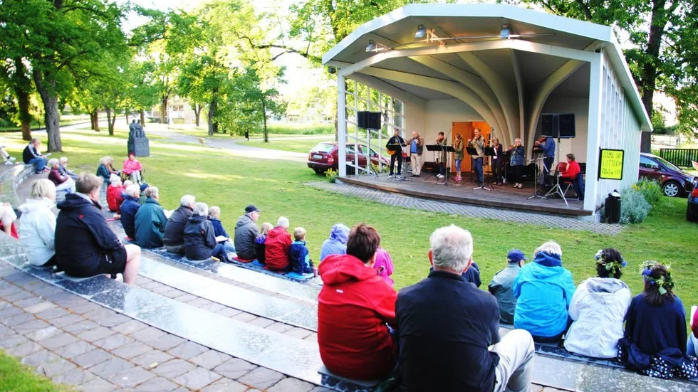 Det blev en blåsig premiär av allsång i Stadsparken.